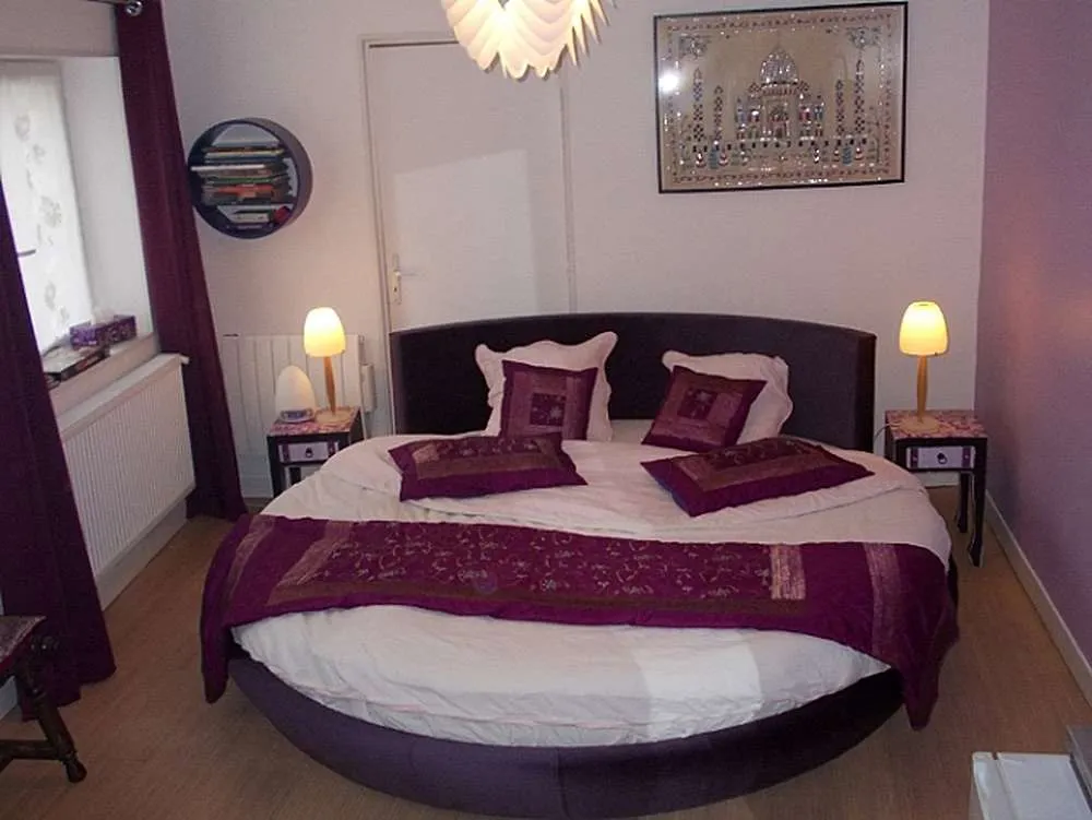 Круглая кровать - самый подходящий вариант для интерьера спальни в романтическом стиле 