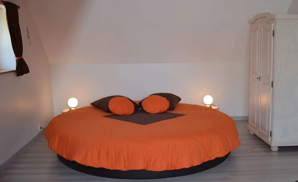 Интересный дизайн кровати для романтического стиля в интерьере 