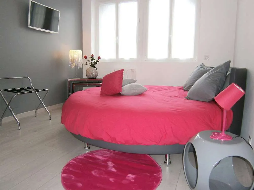 Розовый цвет очень подходи для интерьера спальни в романтическом цвете 