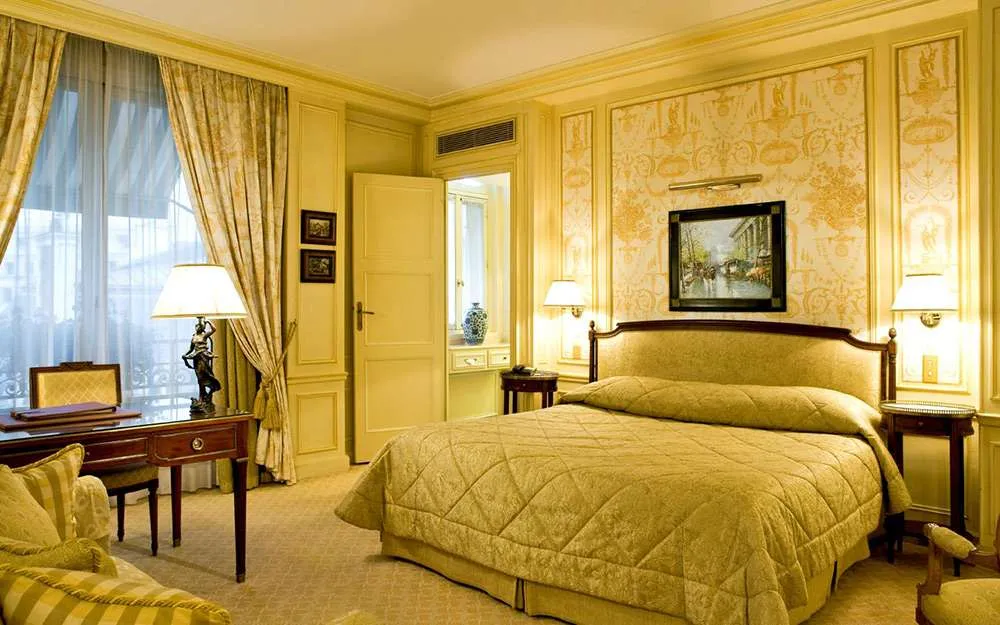 Удачный пример интерьера спальни во французском стиле 