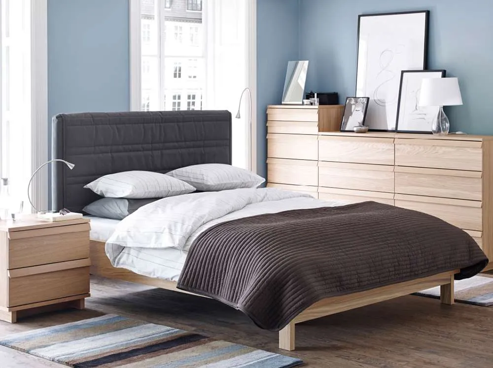 Простота и функциональность характерны и для современных интерьеров спальни 
