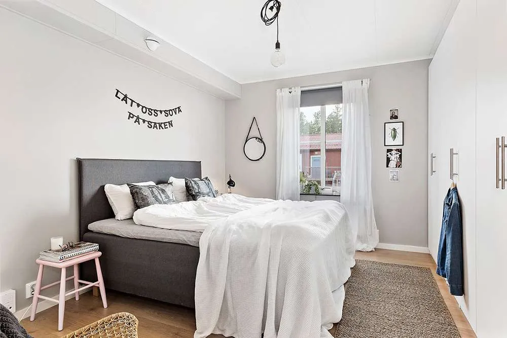 Интерьер спальни в стиле минимализм в белом цвете 