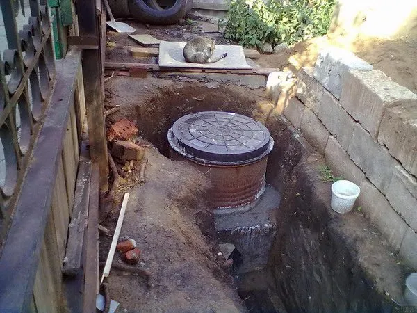 Колодец в канализационной системе многоквартирного дома