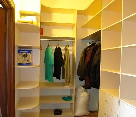 Чтобы гардеробная комната была практичной и удобной в использовании, следует правильно выбрать мебель и место для ее расположения 