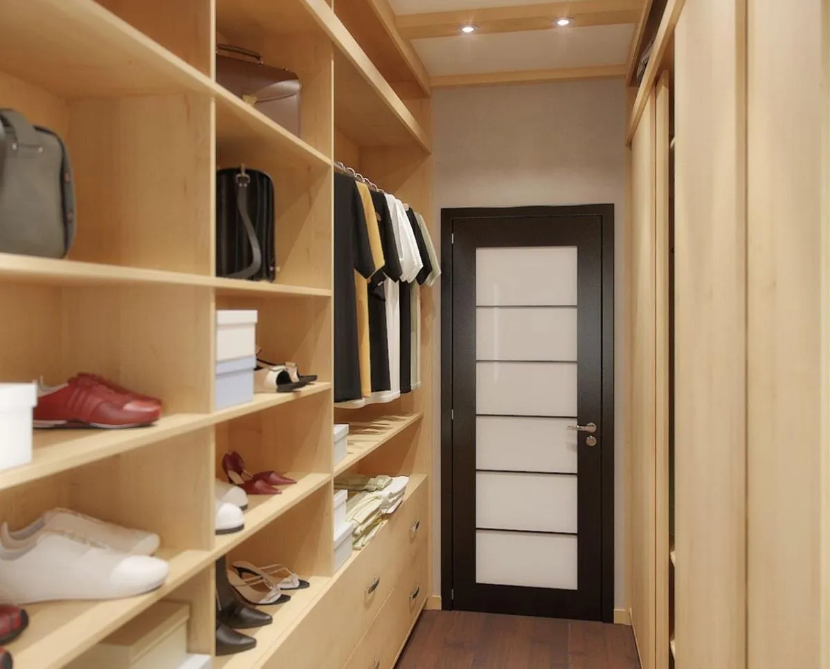 Для экономии пространства в маленькой гардеробной рекомендуется очень плотно прижать мебель к стенам