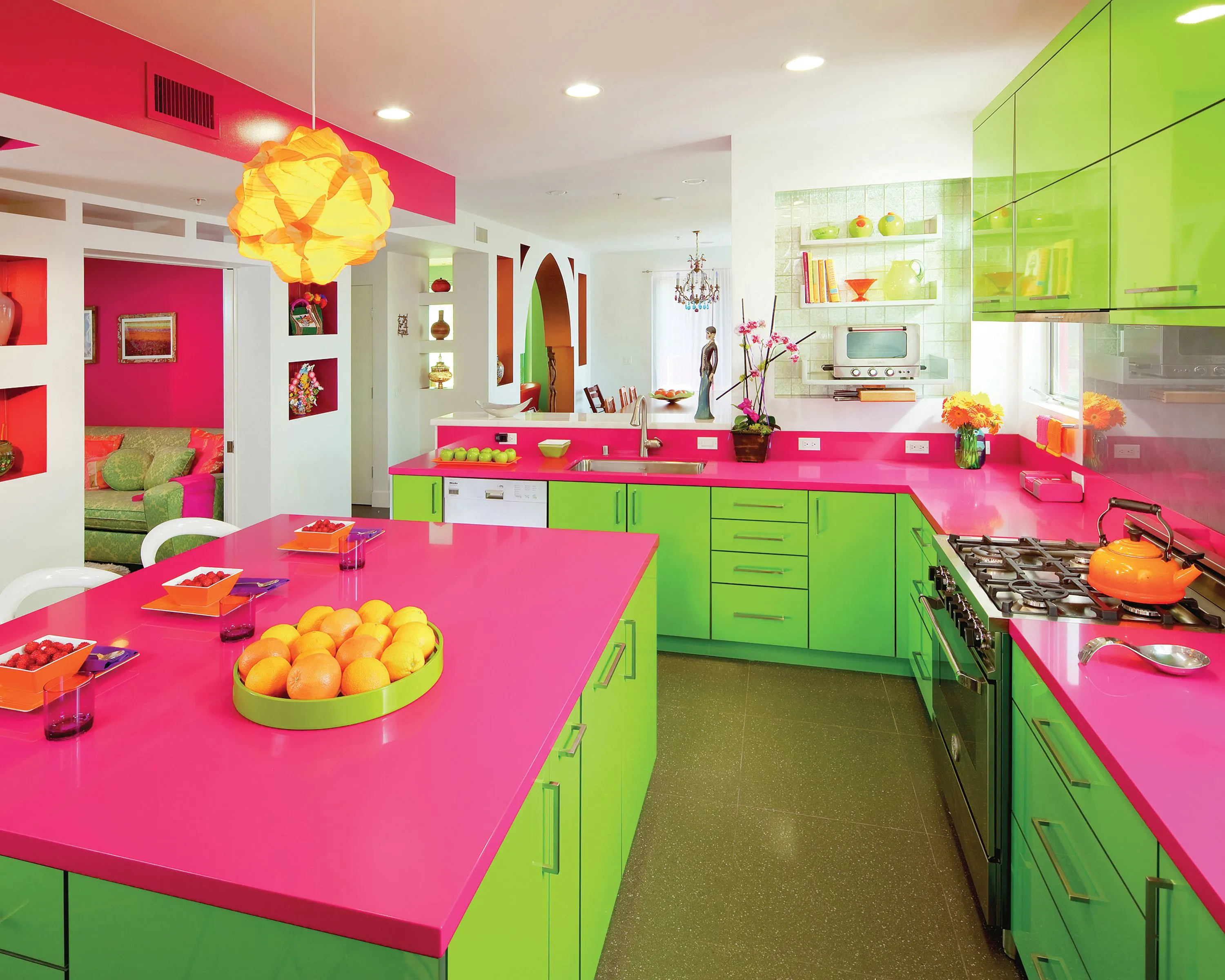 Сочетание цвета фуксия и зеленого в дизайне кухни